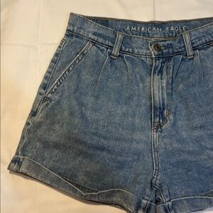 American Eagle Rolled Cuffed Hem Pleated High Waist Mom Short Light/Med Wash, 0